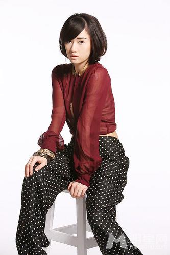 《ELLE》陈乔恩这个女孩很百变_图-2