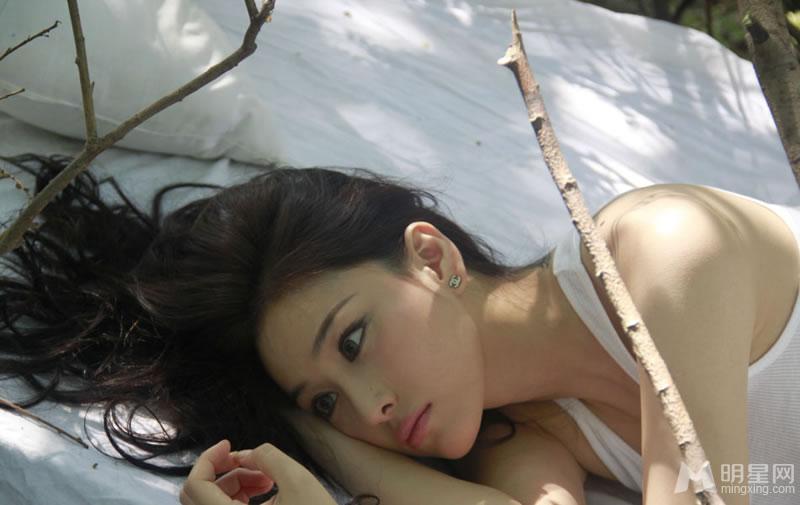 张馨予白色森林写真自然清新文艺范_图-3