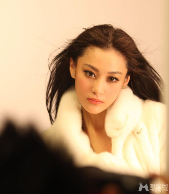 张馨予白色优雅写真安静文艺淑女范_图-6