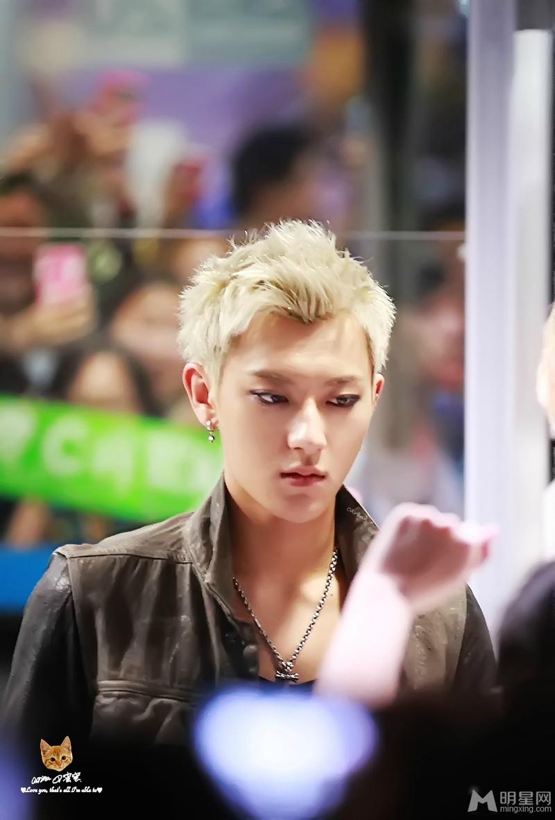 2014年5月EXO北京飞上海机场时尚写真黄子韬图片写真帅气_图-1