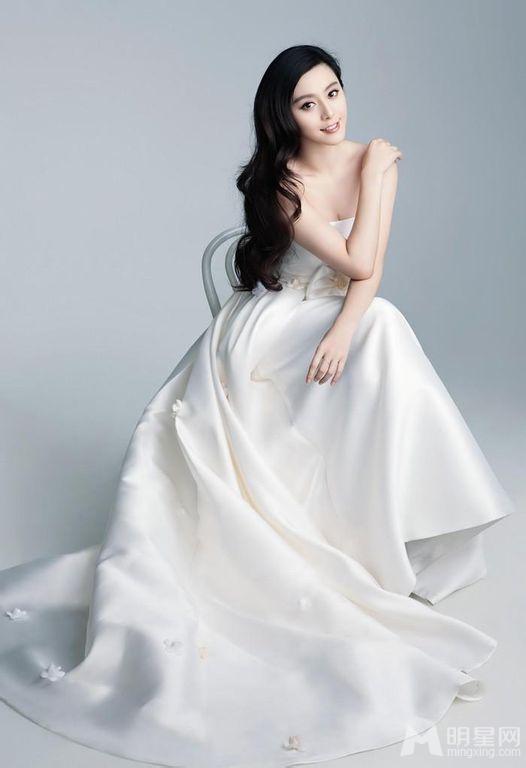 范冰冰金夫人婚纱写真第二弹酥胸外露展曼妙身姿_图-6