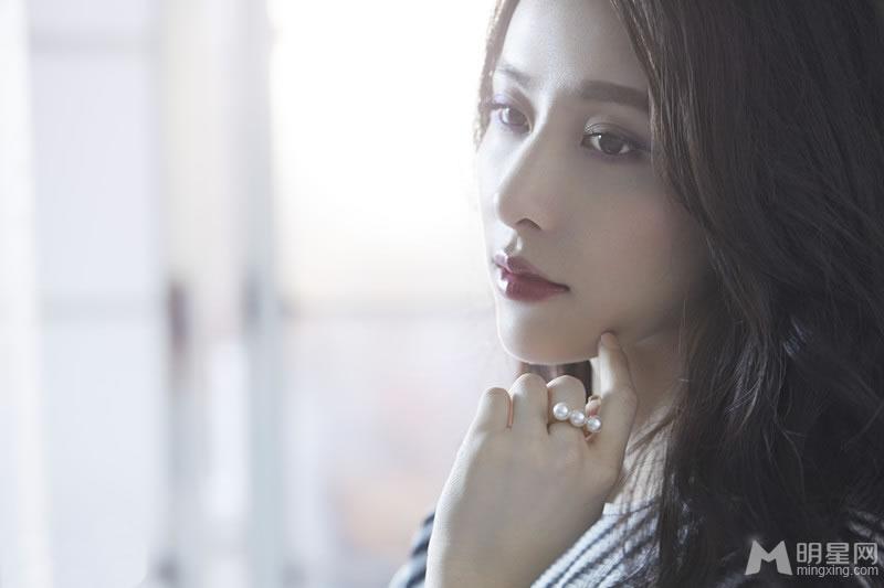 贾青最新写真大片优雅妩媚笑容杀伤力十足_图-1