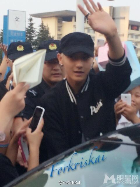 2014年6月EXO韩国飞青岛机场时尚帅气写真黄子韬图片写真_图-1