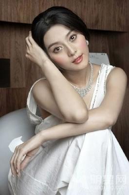 范冰冰美艳婚纱写真展温婉优雅气质_图-7