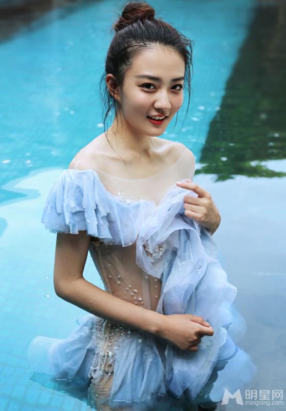 徐璐再曝湿身大片肤如凝脂吹弹可破_图-3