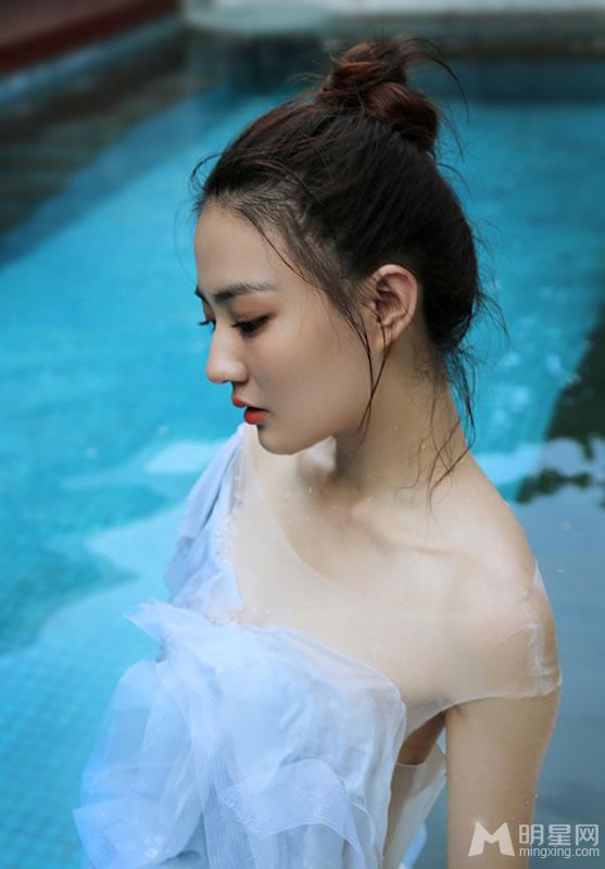 徐璐再曝湿身大片肤如凝脂吹弹可破_图-2