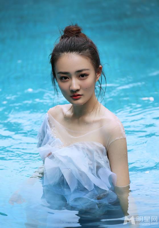 徐璐再曝湿身大片肤如凝脂吹弹可破_图-7