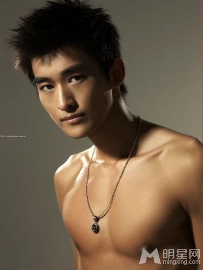 张翰早期青涩写真半裸展健美身材_图-8