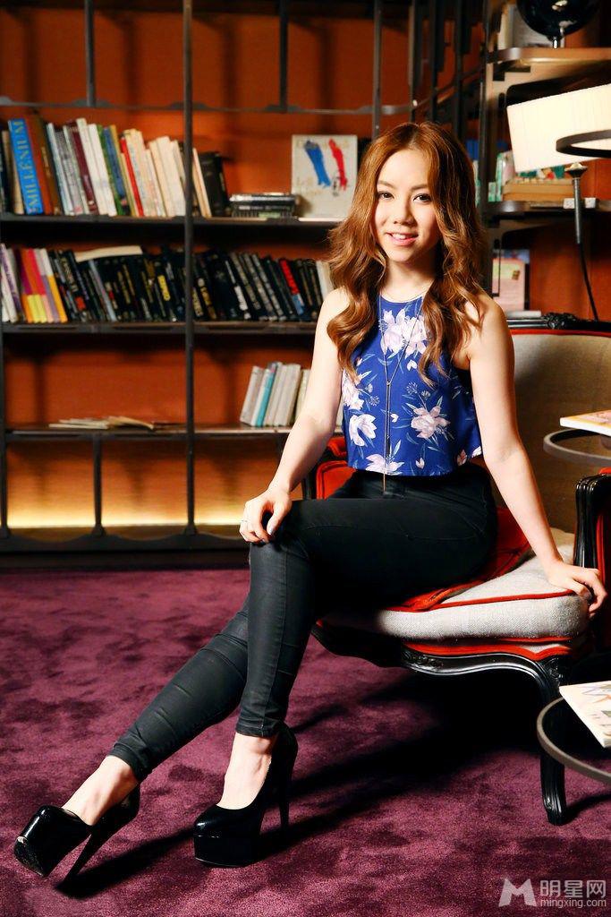 邓紫棋宣传活动酒店写真脚踩恨天高示范甜美干练_图-2