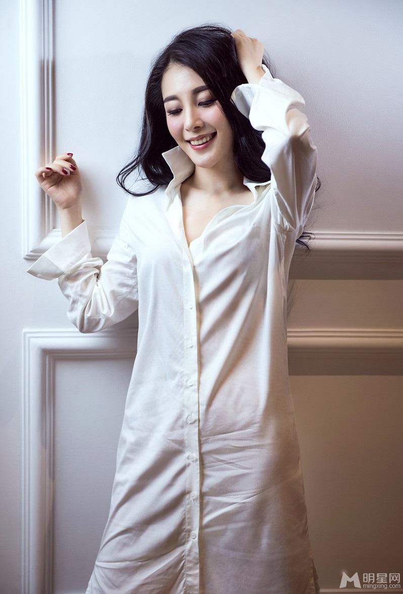 刘雨鑫最新居家性感写真尽显温婉恬静_图-4