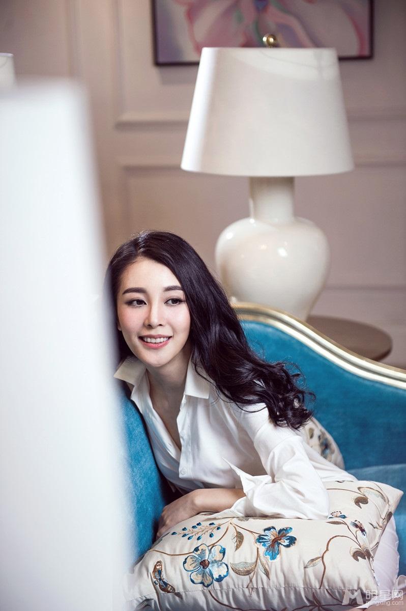 刘雨鑫最新居家性感写真尽显温婉恬静_图-5