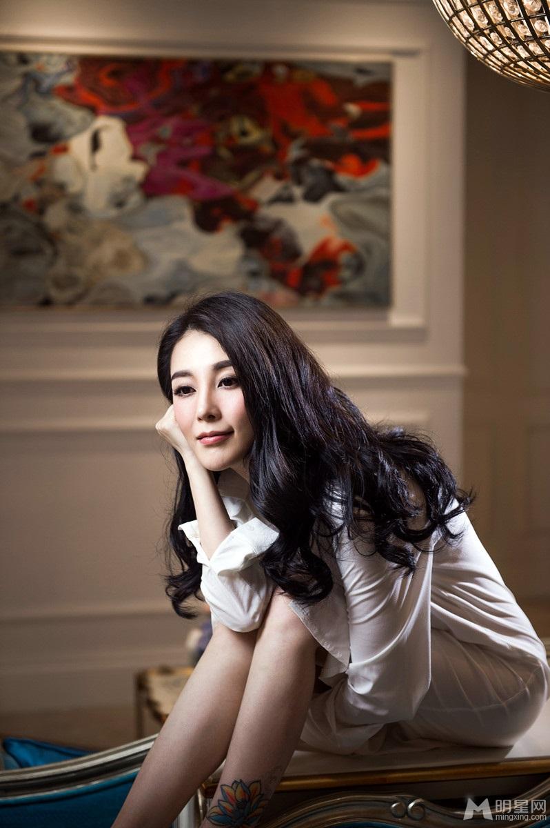刘雨鑫最新居家性感写真尽显温婉恬静_图-2