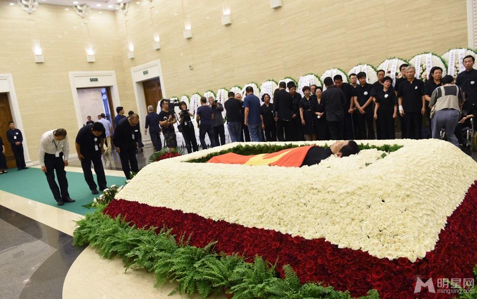 谢铁骊追悼会习近平送花圈蔡明跪地痛哭_图-32