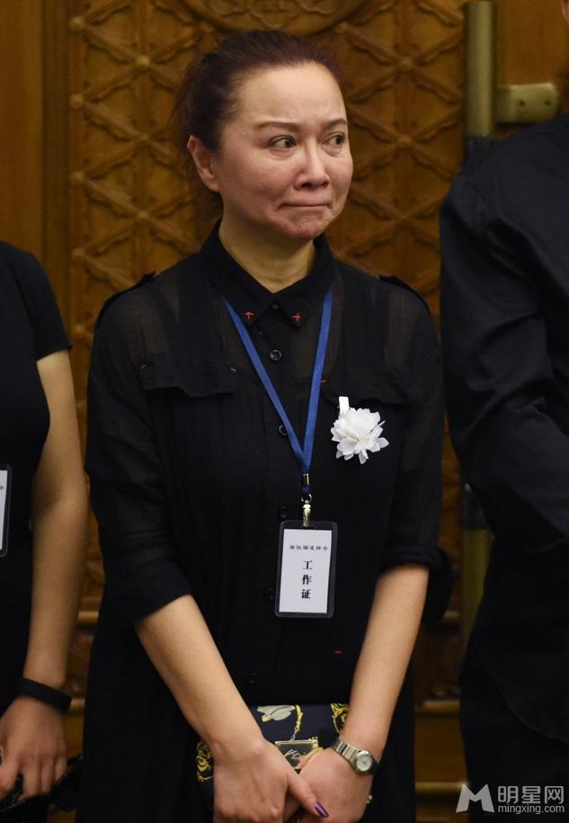 谢铁骊追悼会习近平送花圈蔡明跪地痛哭_图-3