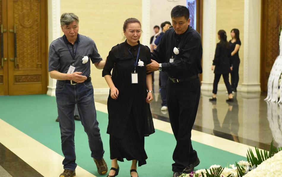 谢铁骊追悼会习近平送花圈蔡明跪地痛哭_图-14