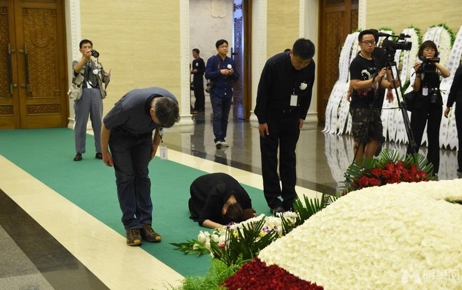谢铁骊追悼会习近平送花圈蔡明跪地痛哭_图-45