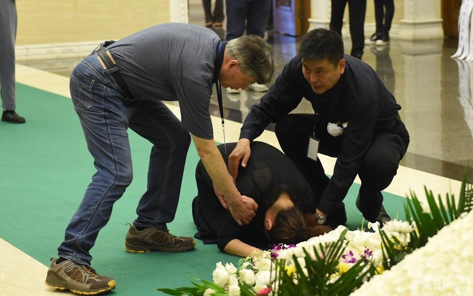 谢铁骊追悼会习近平送花圈蔡明跪地痛哭_图-11