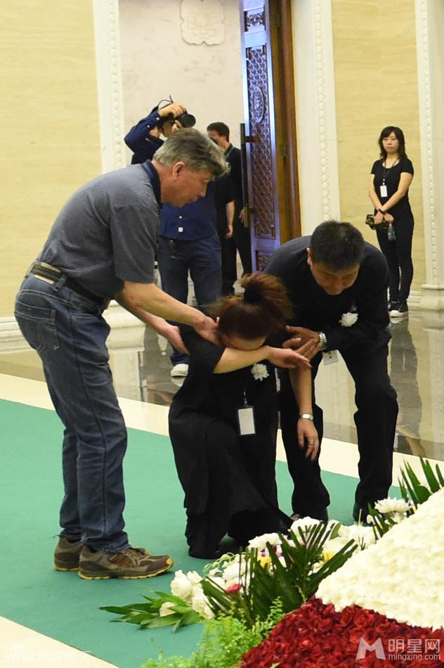 谢铁骊追悼会习近平送花圈蔡明跪地痛哭_图-12