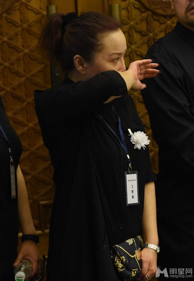 谢铁骊追悼会习近平送花圈蔡明跪地痛哭_图-5