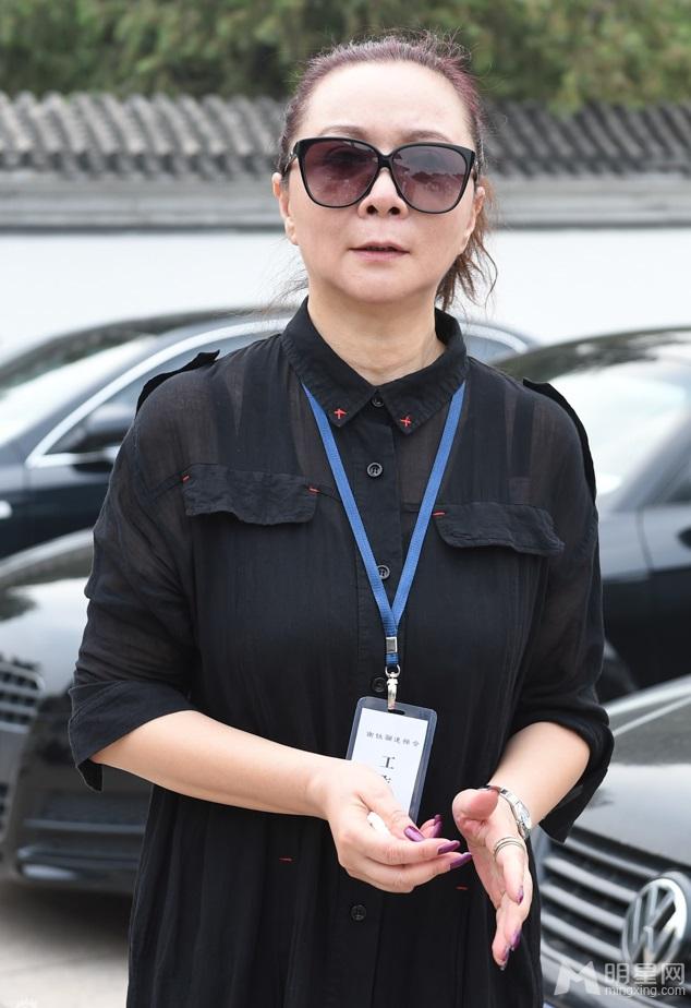 谢铁骊追悼会习近平送花圈蔡明跪地痛哭_图-18