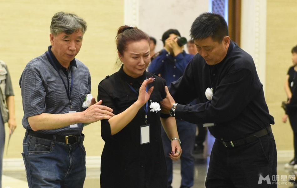谢铁骊追悼会习近平送花圈蔡明跪地痛哭_图-13
