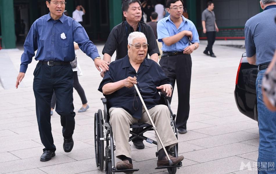 谢铁骊追悼会习近平送花圈蔡明跪地痛哭_图-28