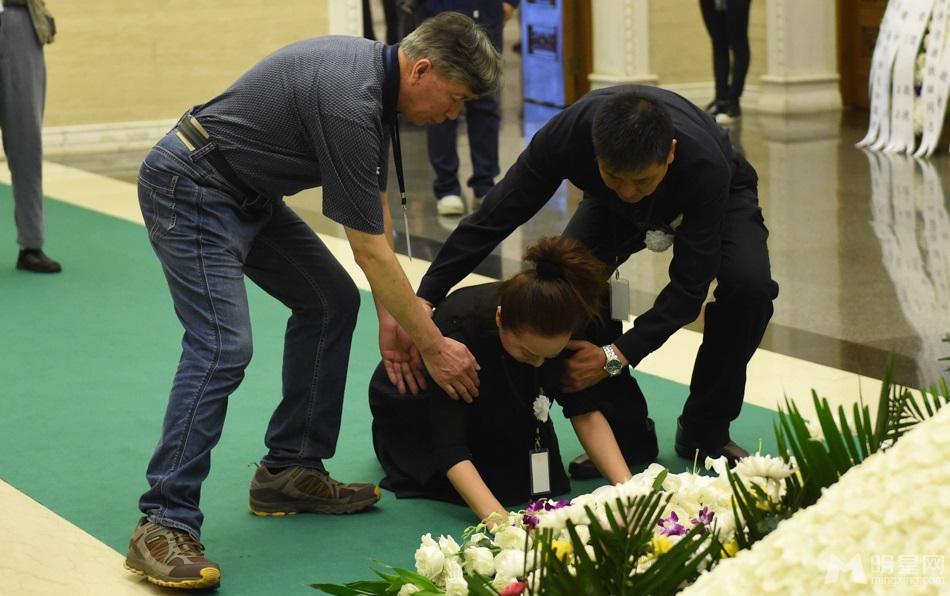 谢铁骊追悼会习近平送花圈蔡明跪地痛哭_图-9