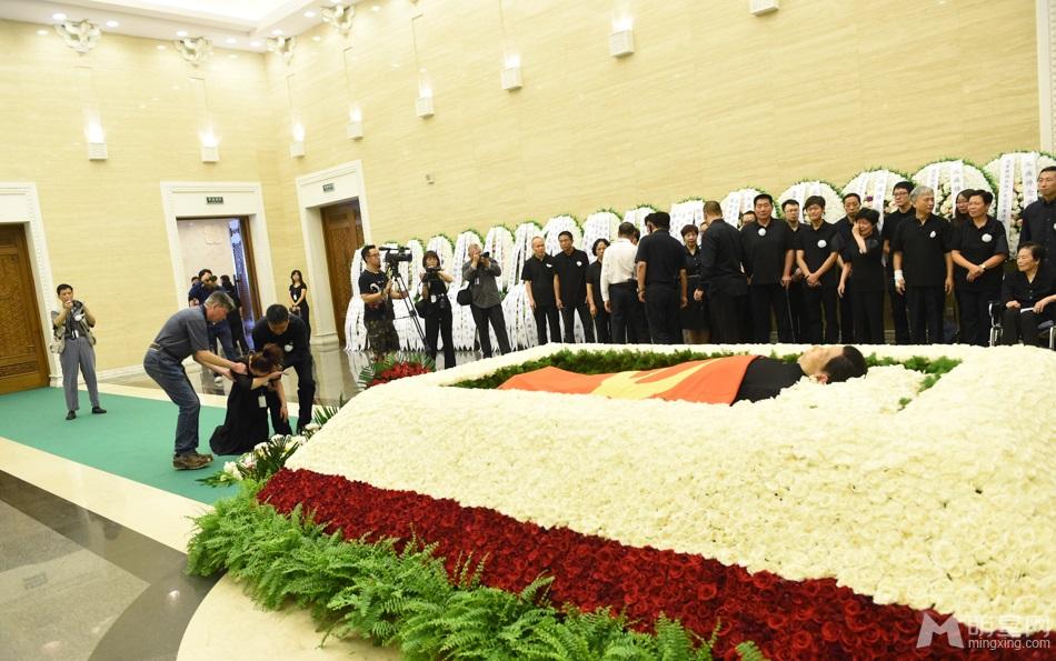 谢铁骊追悼会习近平送花圈蔡明跪地痛哭_图-33