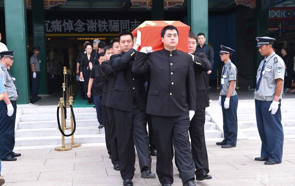 谢铁骊追悼会习近平送花圈蔡明跪地痛哭_图-38