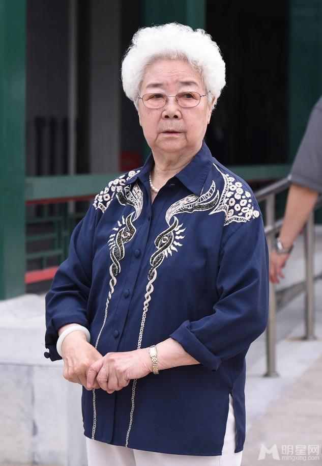 谢铁骊追悼会习近平送花圈蔡明跪地痛哭_图-25