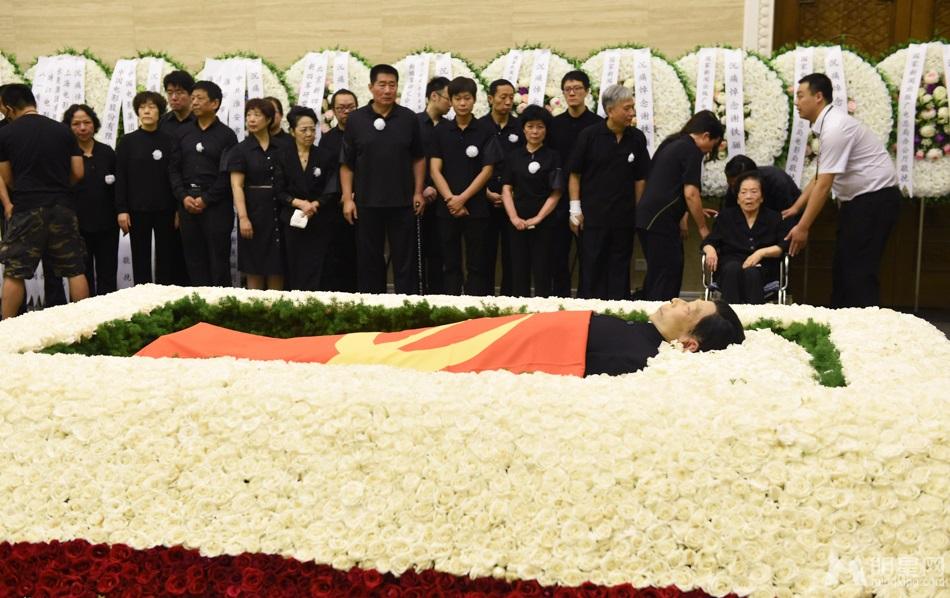谢铁骊追悼会习近平送花圈蔡明跪地痛哭_图-34