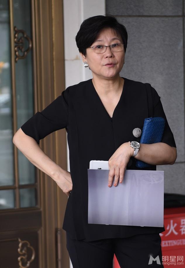 谢铁骊追悼会习近平送花圈蔡明跪地痛哭_图-24