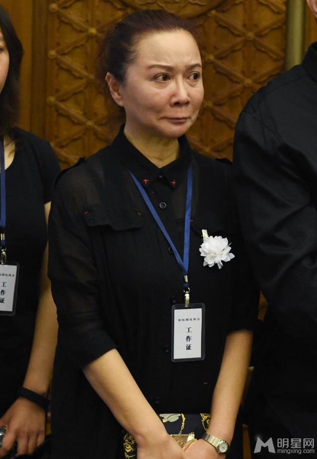 谢铁骊追悼会习近平送花圈蔡明跪地痛哭_图-2