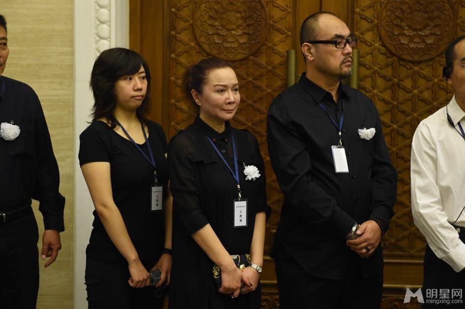 谢铁骊追悼会习近平送花圈蔡明跪地痛哭_图-4