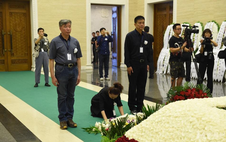 谢铁骊追悼会习近平送花圈蔡明跪地痛哭_图-8