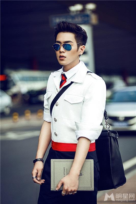 张若昀时尚街拍大片上演制服诱惑_图-3