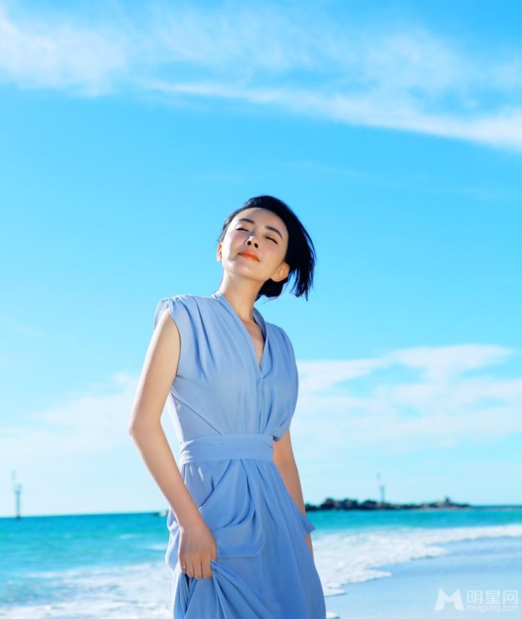 刘威葳海边清新唯美写真优雅演绎夏日风情_图-1