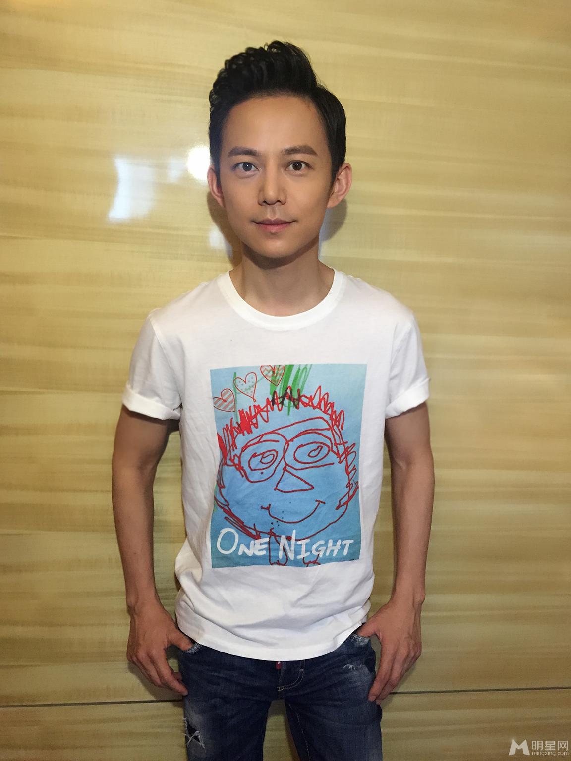 何炅变身长腿欧巴凝望天空显偶像气质_图-6