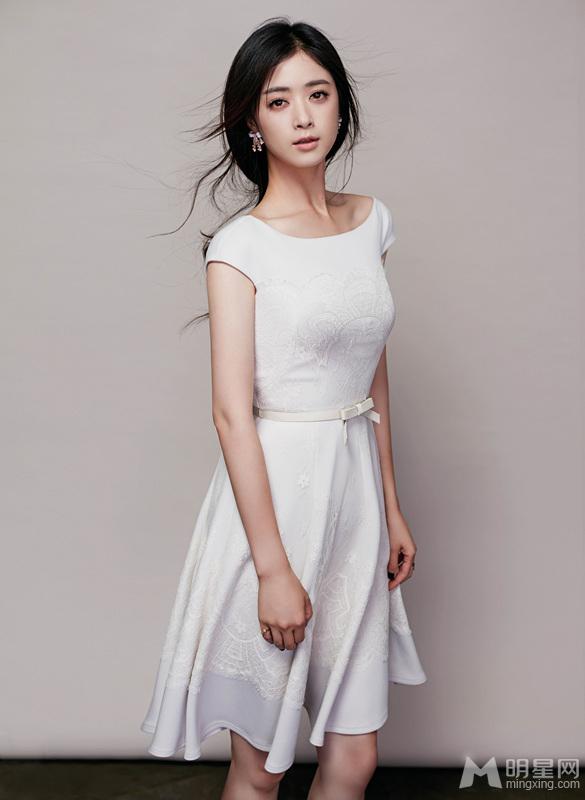 蒋欣复古写真曝光各式礼服演绎秋日妩媚_图-6
