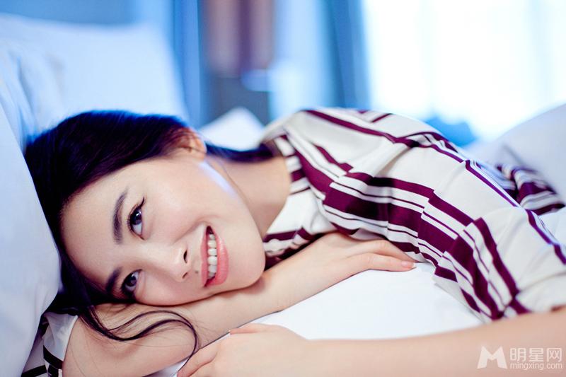 朱珠杂志大片曝光淡雅随性展女神范儿_图-1