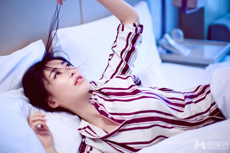 朱珠杂志大片曝光淡雅随性展女神范儿_图-2