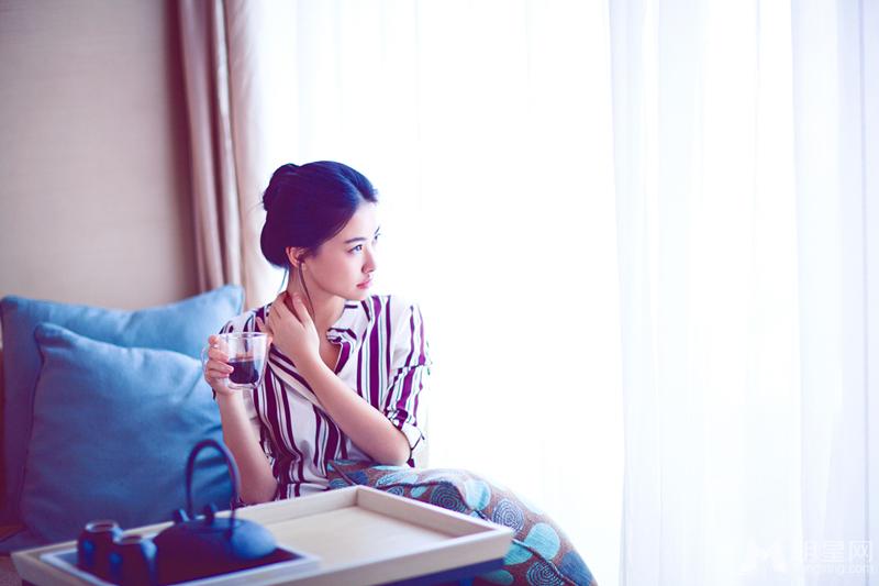 朱珠杂志大片曝光淡雅随性展女神范儿_图-3