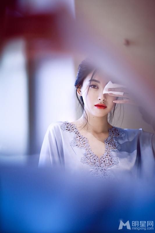 朱珠杂志大片曝光淡雅随性展女神范儿_图-4