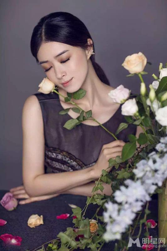 蒋欣大片曝光淡雅裙装演绎花间风情_图-3