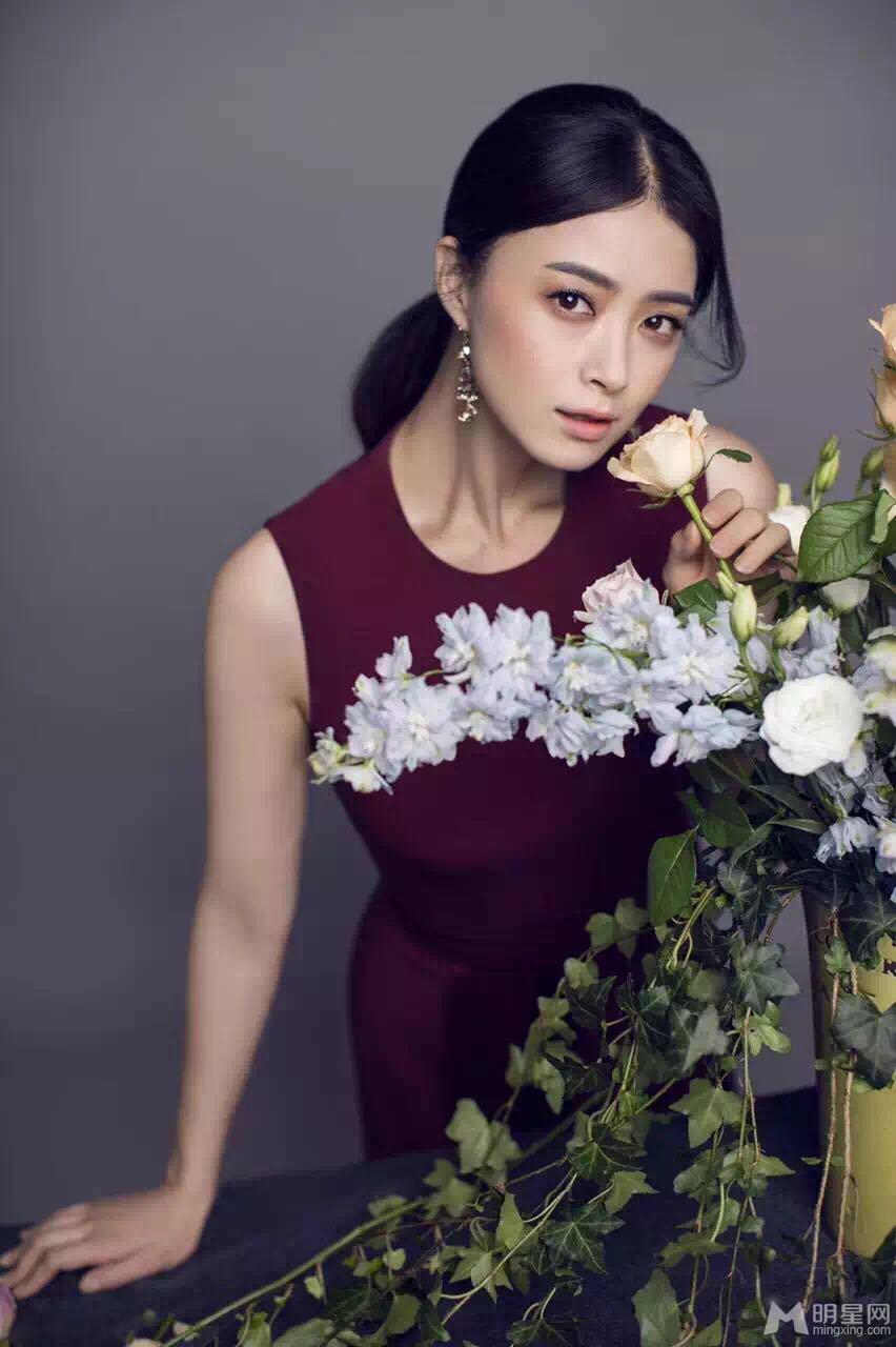 蒋欣大片曝光淡雅裙装演绎花间风情_图-5