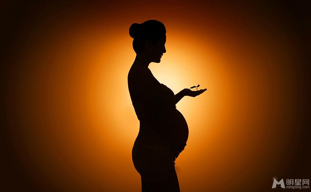 王栎鑫和孕妻拍写真“炫腹”十分幸福甜蜜_图-9