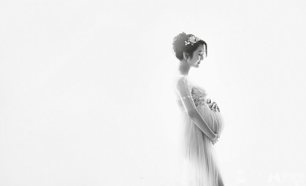 王栎鑫和孕妻拍写真“炫腹”十分幸福甜蜜_图-1