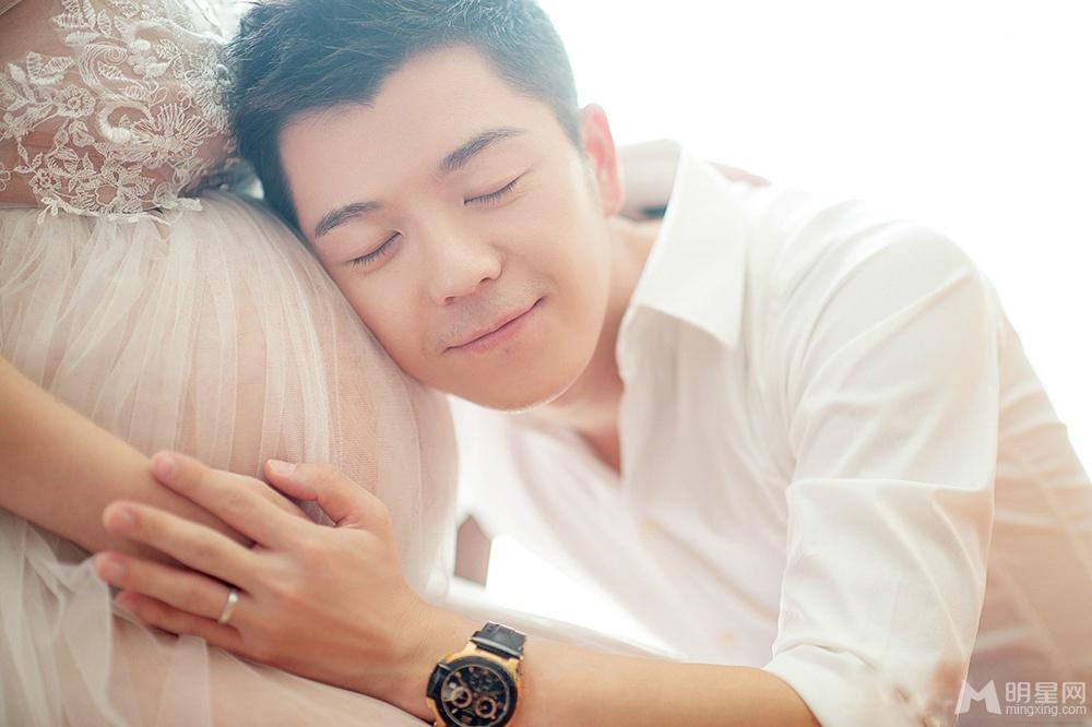 王栎鑫和孕妻拍写真“炫腹”十分幸福甜蜜_图-3