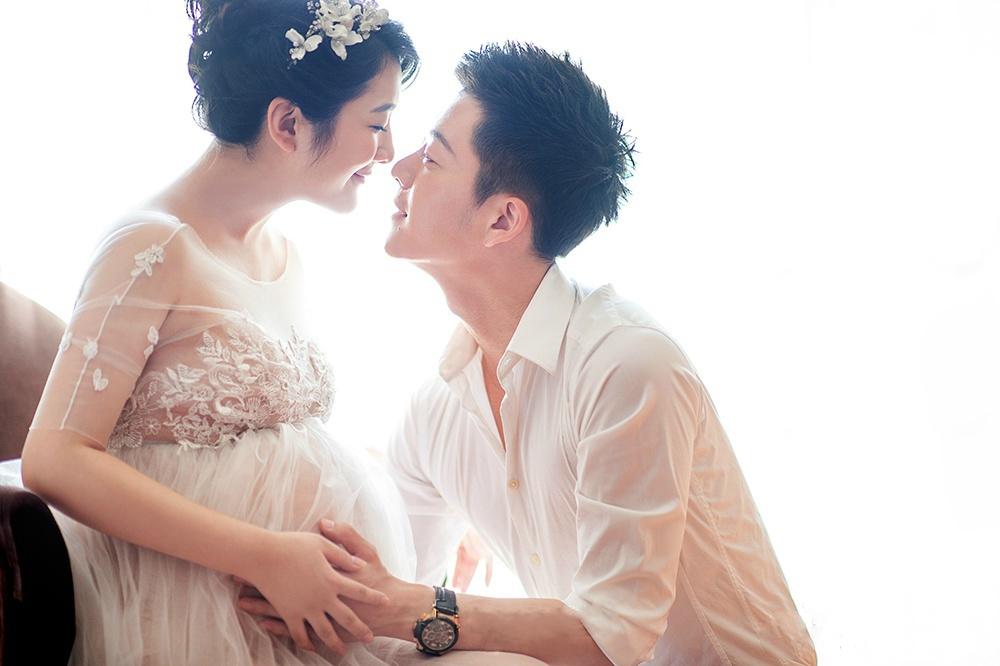 王栎鑫和孕妻拍写真“炫腹”十分幸福甜蜜_图-4
