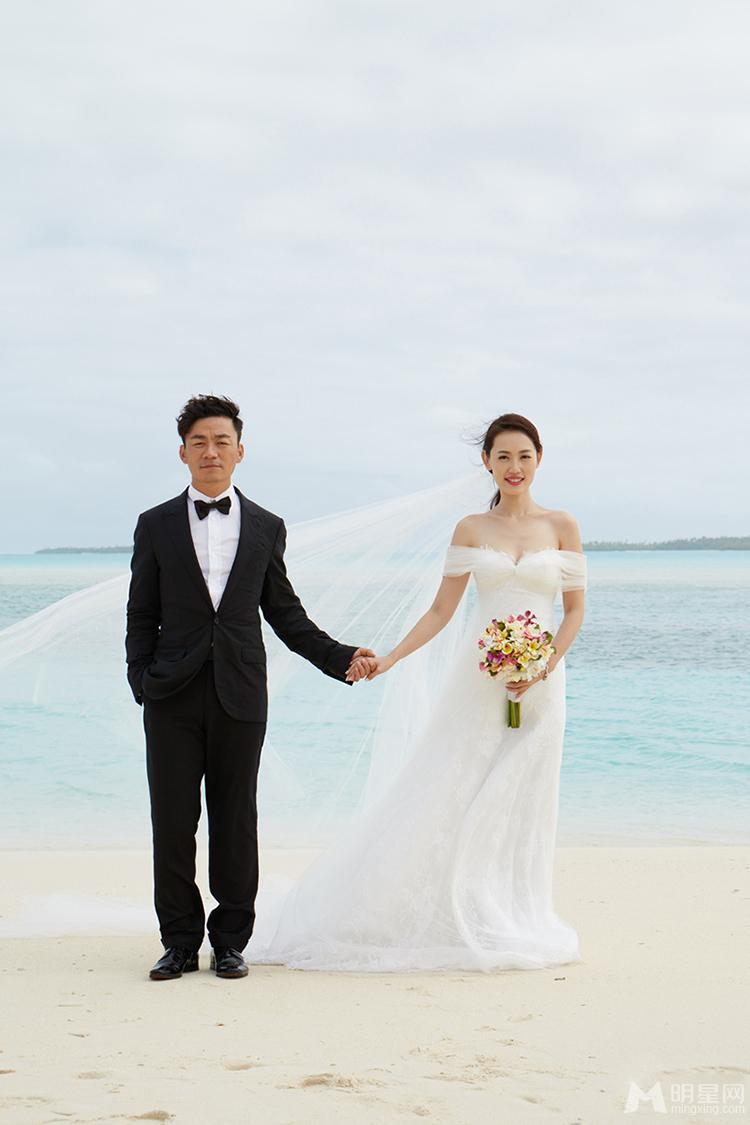 王宝强夫妇海岛拍婚纱照拥抱牵手十分甜蜜_图-8